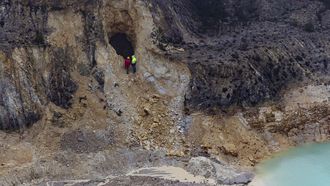 Imagen tomada este lunes, d�a 9. Se observa el corrimiento de tierras y la antigua galer�a minera ya tapada. Dos operarios miran hacia el interior del boquete abierto tras el derrrumbe.