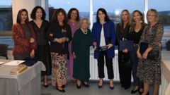 Benigna Peña (en el centro), presidenta del San Rafael, con las profesionales del centro hospitalario  que cumplieron 25 años de trabajo.