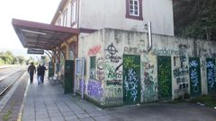 T�cnicos de Adif y responsables municipales visitaron ayer el edificio de la estaci�n, que lleva una d�cada abandonado