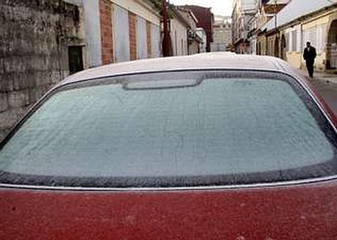 Un veh�culo segu�a cubierto de hielo a las diez de la ma�ana de ayer en Ribeira.