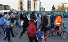 Vecinos contrarios a la colocacin del barco en la glorieta dieron ayer una vuelta simblica. 