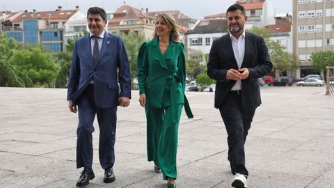 El delegado del Gobierno en Galicia, Pedro Blanco, la vicepresidenta segunda y ministra de Trabajo, Yolanda D�az, y el presidente de UPTA-Espa�a, Eduardo Abad, en su llegada a la clausura del Congreso Nacional de Relevo Generacional, en Vilagarc�a