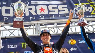 Jorge Prado, con el trofeo de campe�n del Gran Premio de Ironman