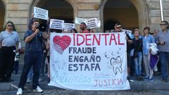 Concentracin de afectados por el cierre de iDental ante el ayuntamiento de Gijn