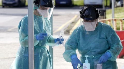 Pruebas de detecci�n del coronavirus en el exteiror del hospital