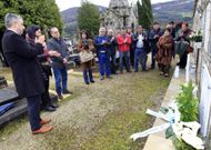 Ofrenda floral ante a tumba de �lvaro Cunqueiro. onte, no cemiterio vello de Mondo�edo.