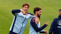 Marcos Alonso bromeando con Javi Rueda en el inicio del entrenamiento de�este mi�rcoles.