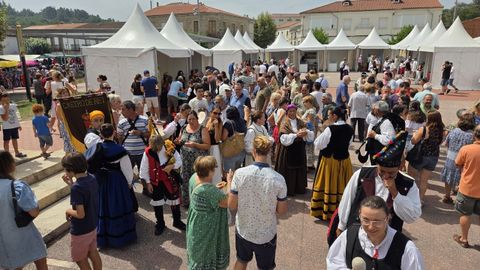 El festejo gastronómico reunió a numerosas personas en la plaza del Concello