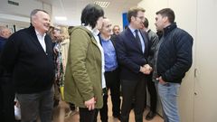 Feijoo saludando a Jos Luis Regueiro, portavoz del PP en A Fonsagrada, nmero 12 de la lista popular, ante la mitada de Carballo, Candia y Armesto