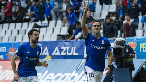 Toch� y Linares celebran un gol frente al Rayo Vallecano