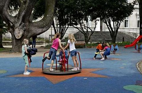 La lluvia da un descanso y varias ni�as salen a jugar en los jardines de Vicenti.