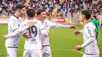 Luis Chac�n, en el centro de la imagen, celebrando un gol con el tambi�n gallego Bicho.