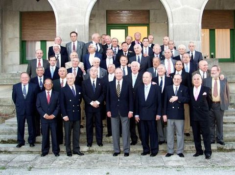 2004: cincuenta aos de la promocin de oficiales de la Armada, en la que estudi Juan Carlos I, en la Escuela Naval