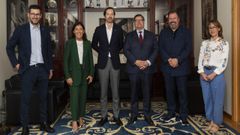 De izquierda a derecha: Fernando de Llano, director de la nueva c�tedra; Beatriz Mato, directora de Sostenibilidad y Desarrollo Corporativo de Greenalia; Manuel Garc�a Pardo, director ejecutivo de Greenalia; Julio Abalde, rector de la UDC; Salvador Naya, vicerrector de Pol�tica Cient�fica, Investigaci�n e Transferencia, y Sonia Zaragoza, Adjunta a Transferencia da UDC.