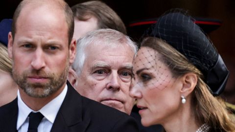 El prncipe Guillermo y su mujer, Kate Middleton, con el prncipe Andrs justo detrs, en un funeral