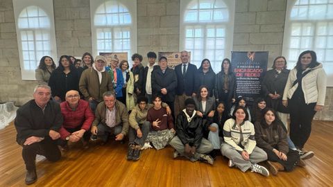 Alumnos y profesores, adems de otras autoridades y miembros de entidades, participaron este viernes en la inauguracin de la muestra