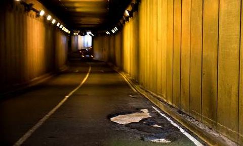 Uno de los baches m�s peligrosos de la ciudad, en el t�nel de la plaza de Espa�a.