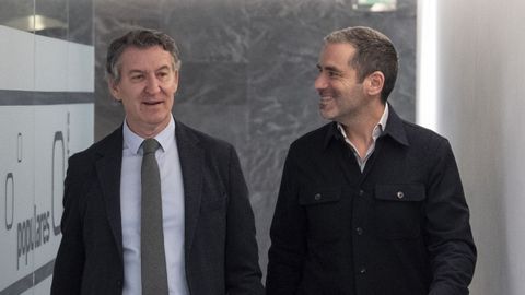 El presidente del PP, Alberto N&uacute;&ntilde;ez Feij&oacute;o, junto al vicesecretario de Cultura del Partido Popular, Borja S&eacute;mper, quien se ha reincorporado este mi&eacute;rcoles a la reuni&oacute;n del comit&eacute; de direcci&oacute;n del PP, seis meses despu&eacute;s de abandonar temporalmente la pol&iacute;tica para empezar el tratamiento contra el c&aacute;ncer. 