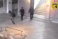 Los terroristas dejan marchar a un joven, el supuesto tercer terrorista.