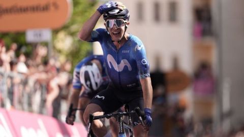 Pelayo Sánchez celebra la victoria de etapa en el Giro
