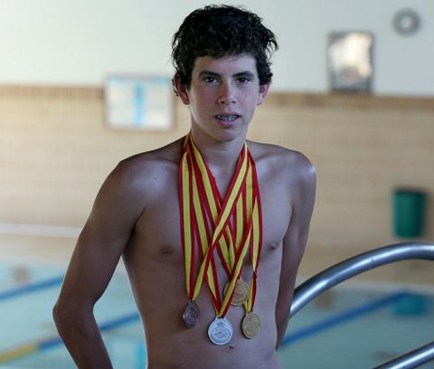 Rufino Regueira est� afincado en el Pa�s Vasco, pero acostumbra a volver a Boiro por estas fechas (foto de la izquierda). En la imagen superior, en el 2005, cuando comenz� a despuntar con el Nataci�n Ribeira. 