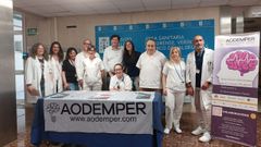 Miembros de la asociaci�n AODEMPER junto a los especialistas del CHUO que atienden a pacientes con esclerosis m�ltiple