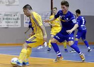 �lex Diz intenta presionar a un jugador del Novaya Generatsiya en A Pinguela.