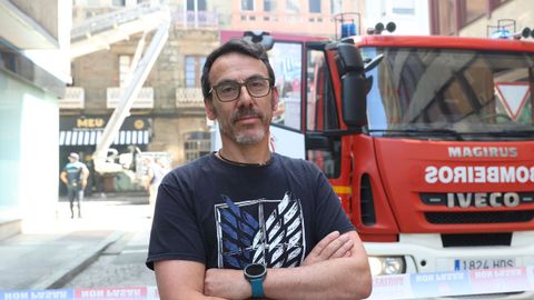 Marcelino Filgueira, due�o de la cafeter�a Meu, con su negocio al fondo