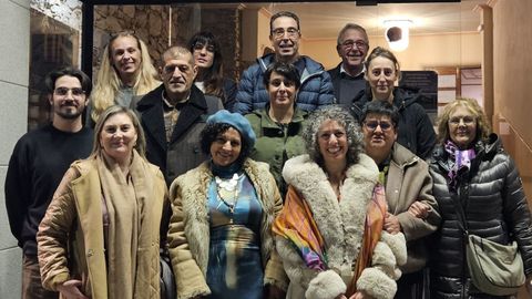 El equipo t�cnico y art�stico junto a las autoridades en una foto de familia tras el estreno del anuncio �O f�o que nos une�.
