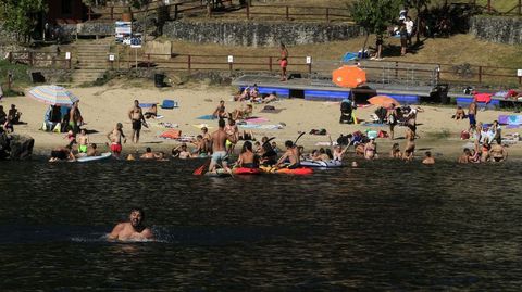 La playa fluvial de A Cova, en el Miño, es uno de los lugares más elegidos para refrescarse en verano en la Ribeira Sacra