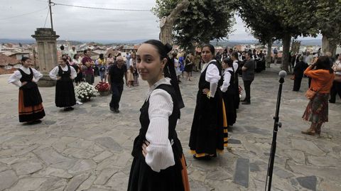 Integrantes del grupo municipal de danza tradicional de Monforte, mientras esperaban en el atrio de A Rgoa que empezasen la procesin y la ofrenda floral