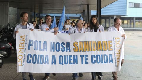 Protesta de m�dicos en el Hospital �lvaro Cunqueiro de Vigo, este lunes