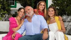 Jos� Andr�s junto a sus tres hijas