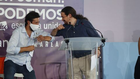 Ant�n G�mez-Reino y Pablo Iglesias se saludan durante un acto de campa�a