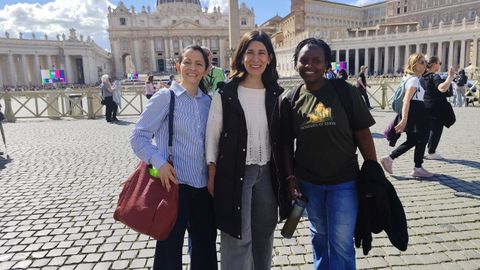 Camino Sanz, en el centro de la imagen, junto a dos devotas de Guatemala y Kenia