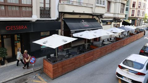 Terraza de Casa Ponte, delimitada con palés sobre varias plazas de aparcamiento