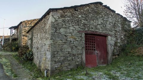 Antiguas bodegas en la aldea de A Cruz