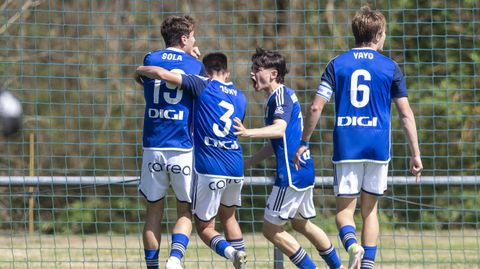 Diego Men�ndez, Osky y Yayo celebran con Xavi Sola uno de los goles del Vetusta