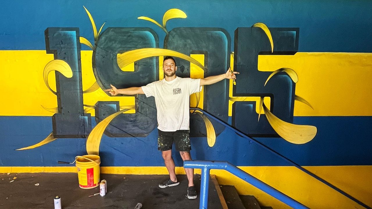 Un muralista de La Bombonera ilustra el centenario del Céltiga
