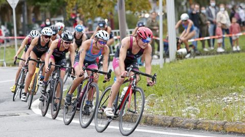 Un momento de la parte de bicicleta del triatln en categora femenina disputado este sbado en Pontevedra