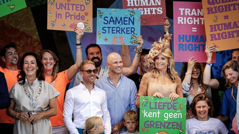M�xima de Holanda sujeta una pancarta que dice �el amor no conoce l�mites� durante la celebraci�n del Orgullo en �msterdam.