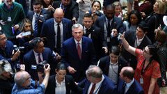 Kevin McCarthy, rodeado de periodistas en el Capitolio.
