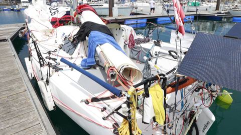 Imagen del estado en que qued&oacute; el Pogolap 1 tras el encuentro con un grupo de orcas