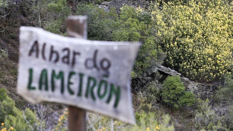 Un letreIro xunto a unha alvariza do Courel co nome &laquo;albar&raquo;, propio deste territorio 