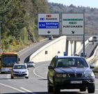 Panel instalado junto al puente blanco, en la N-VI. 