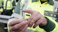 Un guardia civil, con un test de saliva para detectar positivo en drogas 