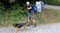 El peregrino se ha comprado un transport�n para poder llevar a su perro en avi�n.