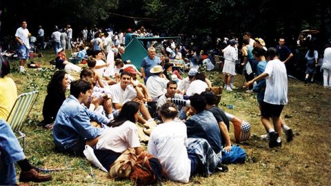 ROMERA POPULAR EN PORCIA. UN GRUPO DE JVENES EN PRIMER PLANO SENTADOS EN LA HIERBA EN 1994