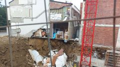 Se desploma el muro de una casa en Santiago