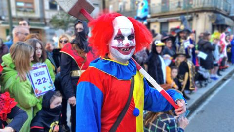 Un payaso en el desfile de Redondela